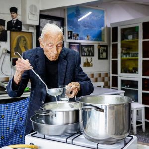 İzmir’in Emektar Kahvaltı Salonu İşletmecisi Eşref Amca Emekli Oluyor