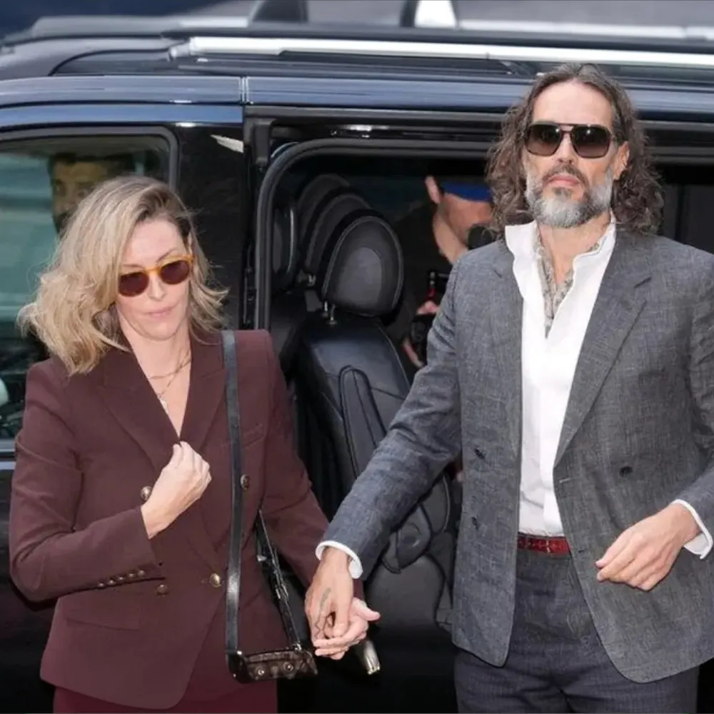 Russell Brand Cinsel Saldırı Suçlamalarıyla Hakim Karşısına Çıktı