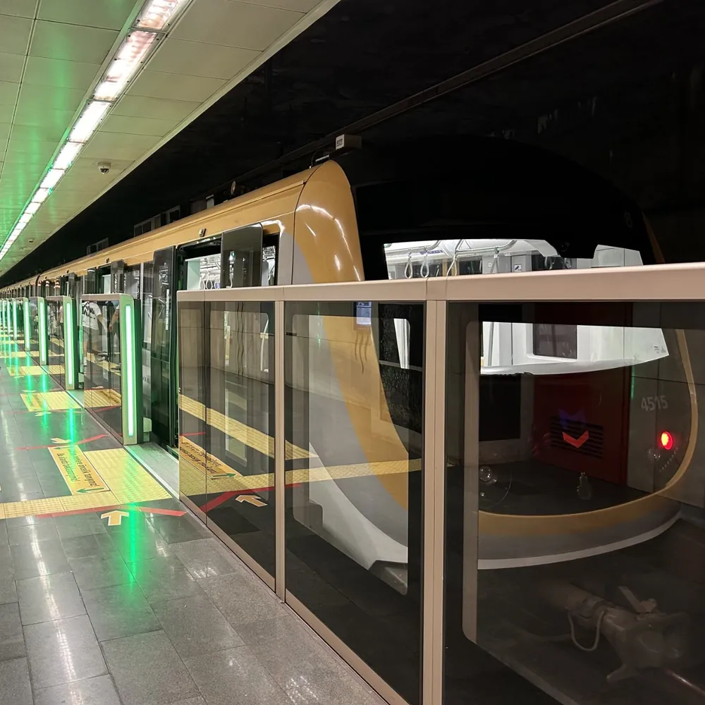 M5 Metro Hattında Elektriksel Arıza: Tren Hasar Gördü