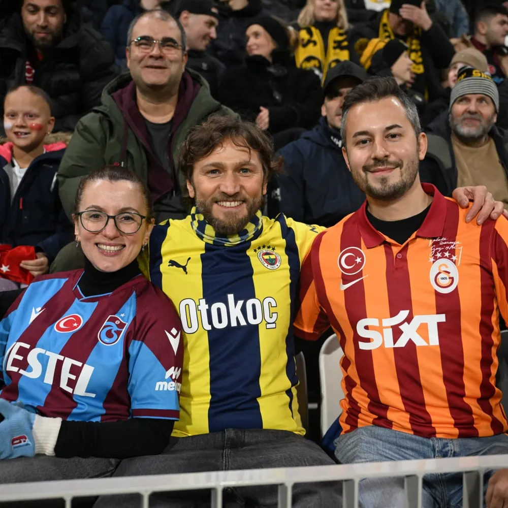 Finlandiya Sokaklarında Trabzonspor Taraftarlarından Renkli Destek