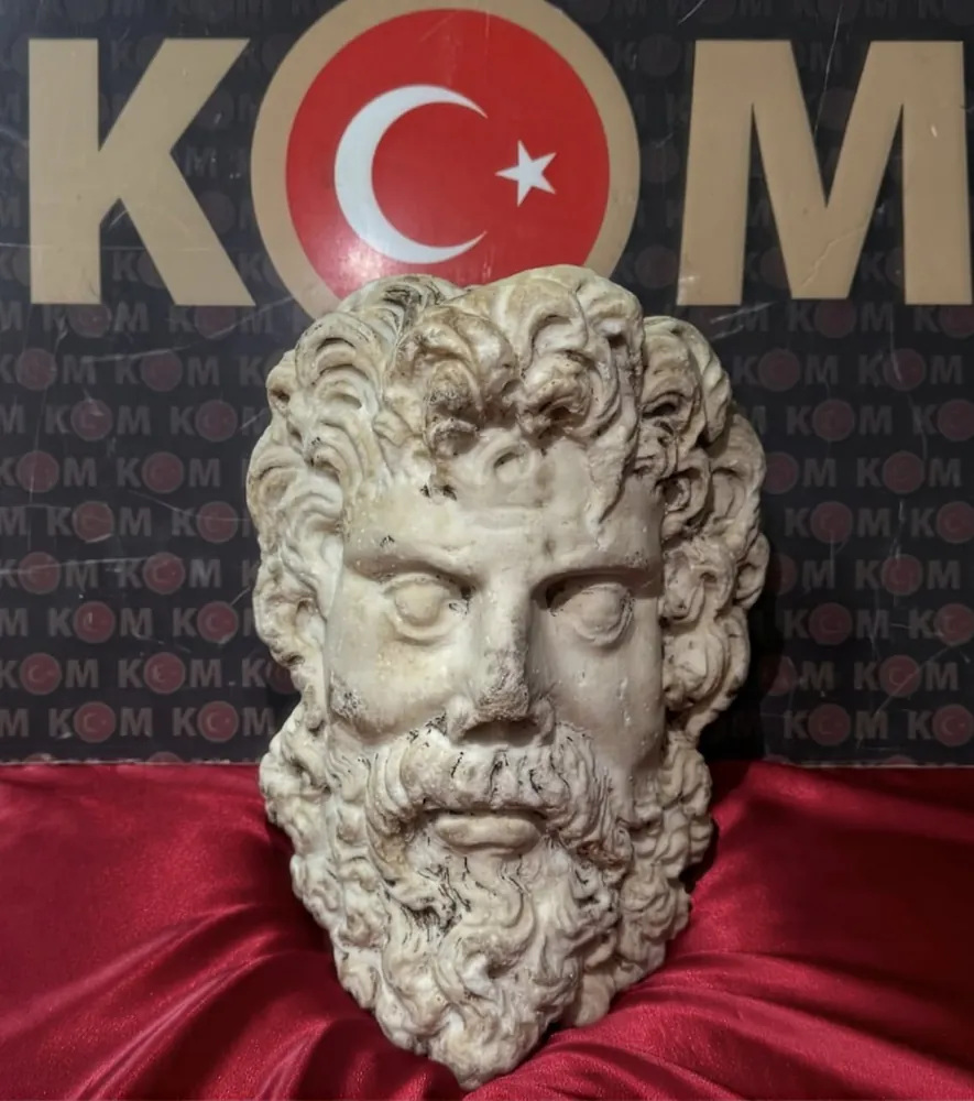 İzmir’de Roma Dönemine Ait Zeus Heykel Başı Ele Geçirildi