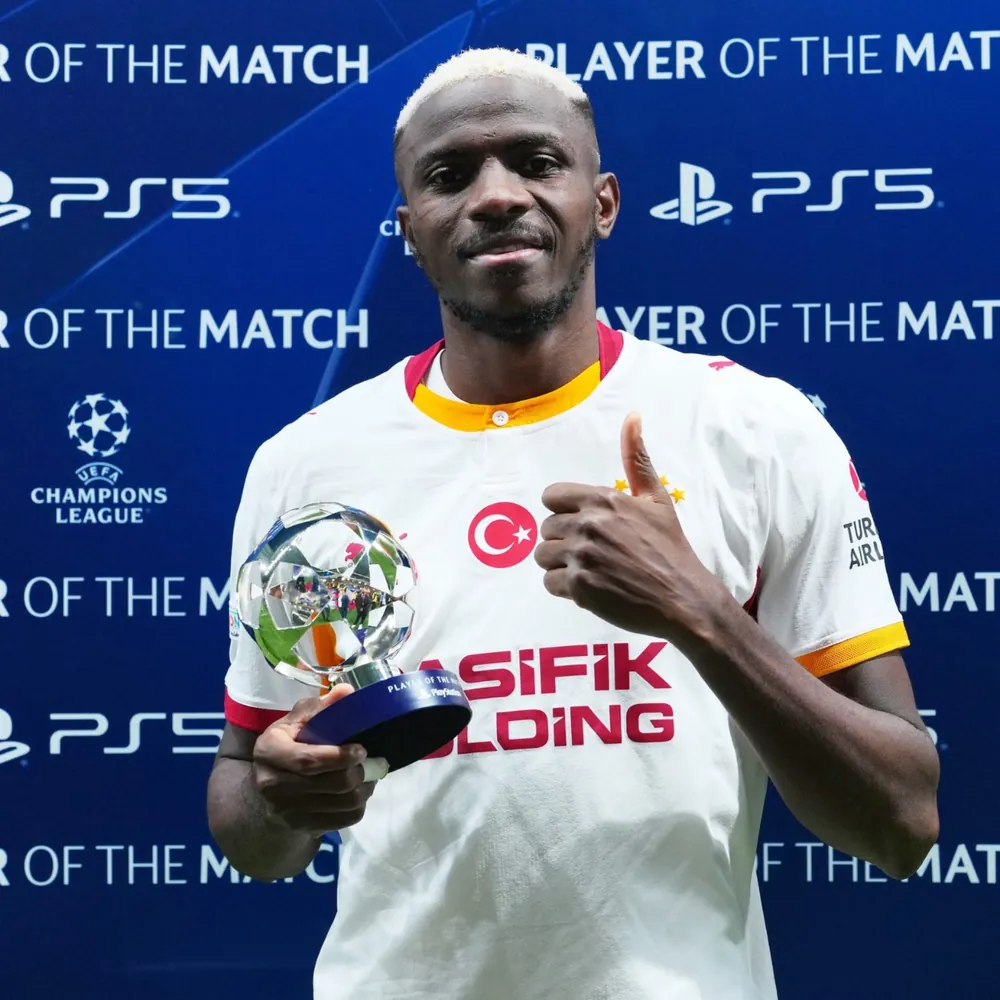 Victor Osimhen Maçın Adamı Seçilerek Ödülünü Aldı