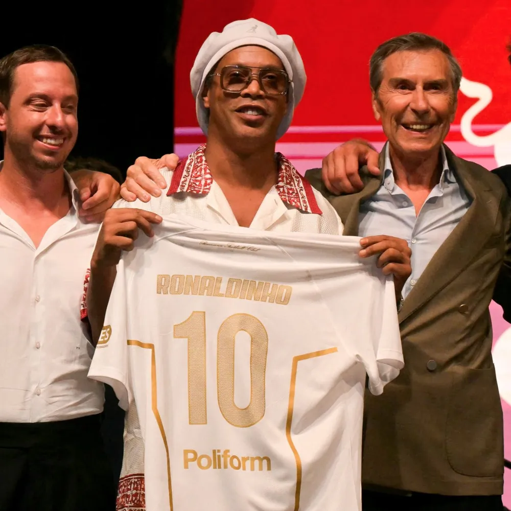 Ronaldinho İtalya Serie C’de Sahaya Çıkmaya Hazırlanıyor