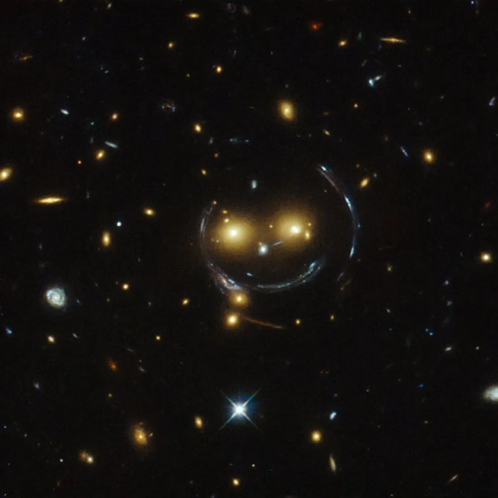NASA Uzayın Derinliklerinden Dev Galaksi Kümesi Görüntüsü Paylaştı