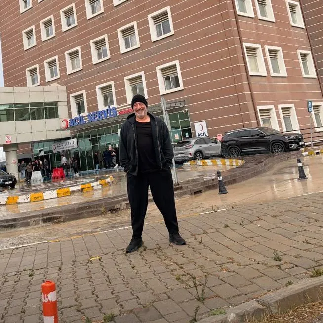 Cem Yılmaz Sağlık Kontrolü İçin Hastaneye Başvurdu