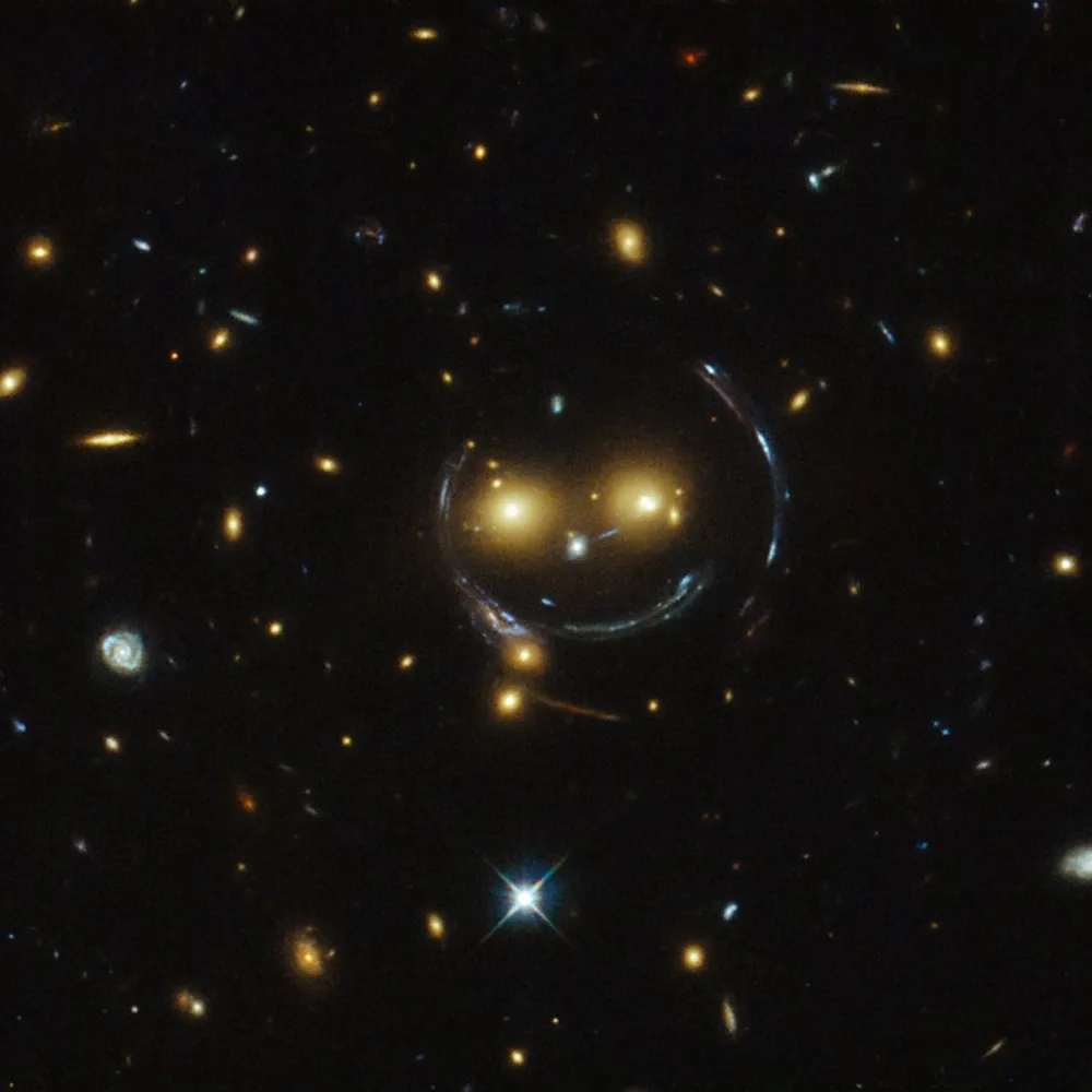NASA Uzayın Derinliklerindeki Dev Galaksi Kümesini Görüntüledi