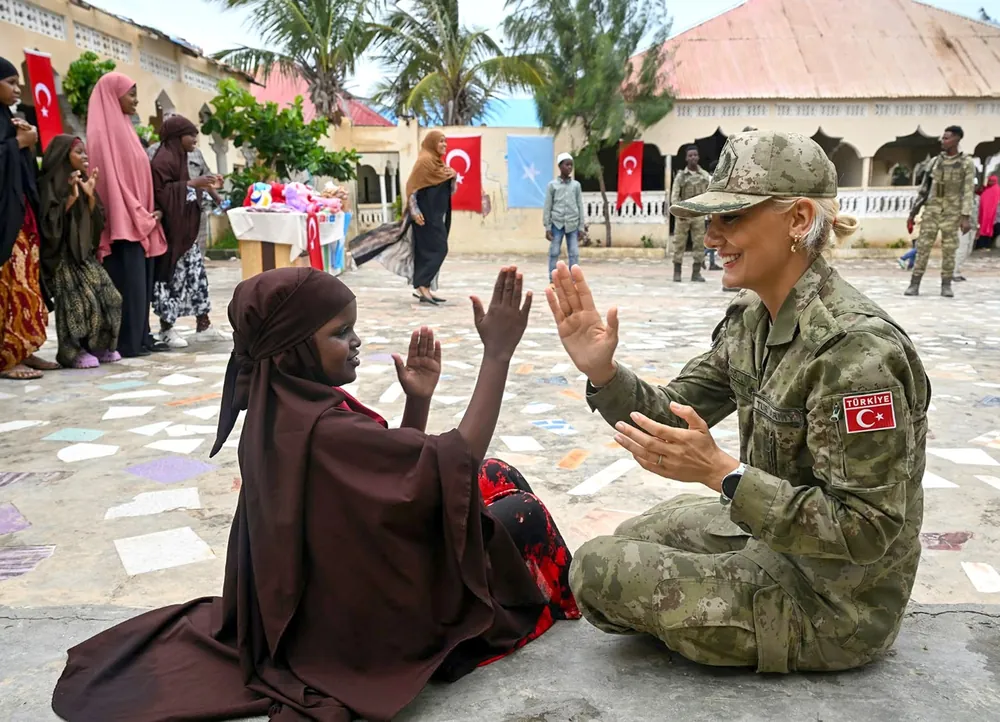 Somali’de Türk Askerinden Gönülleri Fetheden Anlar