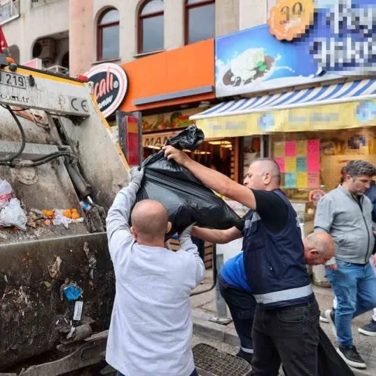 İzmir’de Şarküteride Tarihi Geçmiş 110 Kilogram Süt Ürünü Ele Geçirildi